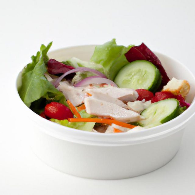 Przepis na sałatkę z wędzonym kurczakiem i jajkiem