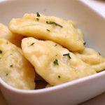 Jak zrobić pierogi ze szpiankiem i serem? Szybki przepis!