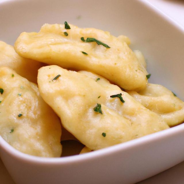 Jak zrobić pierogi ze szpiankiem i serem? Szybki przepis!